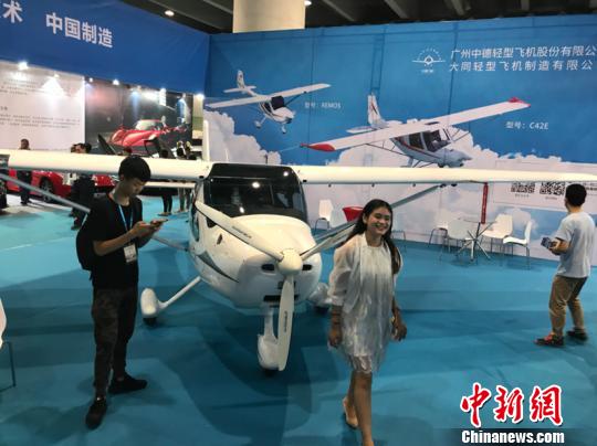 輕型飛機引來觀眾合影 索有為 攝